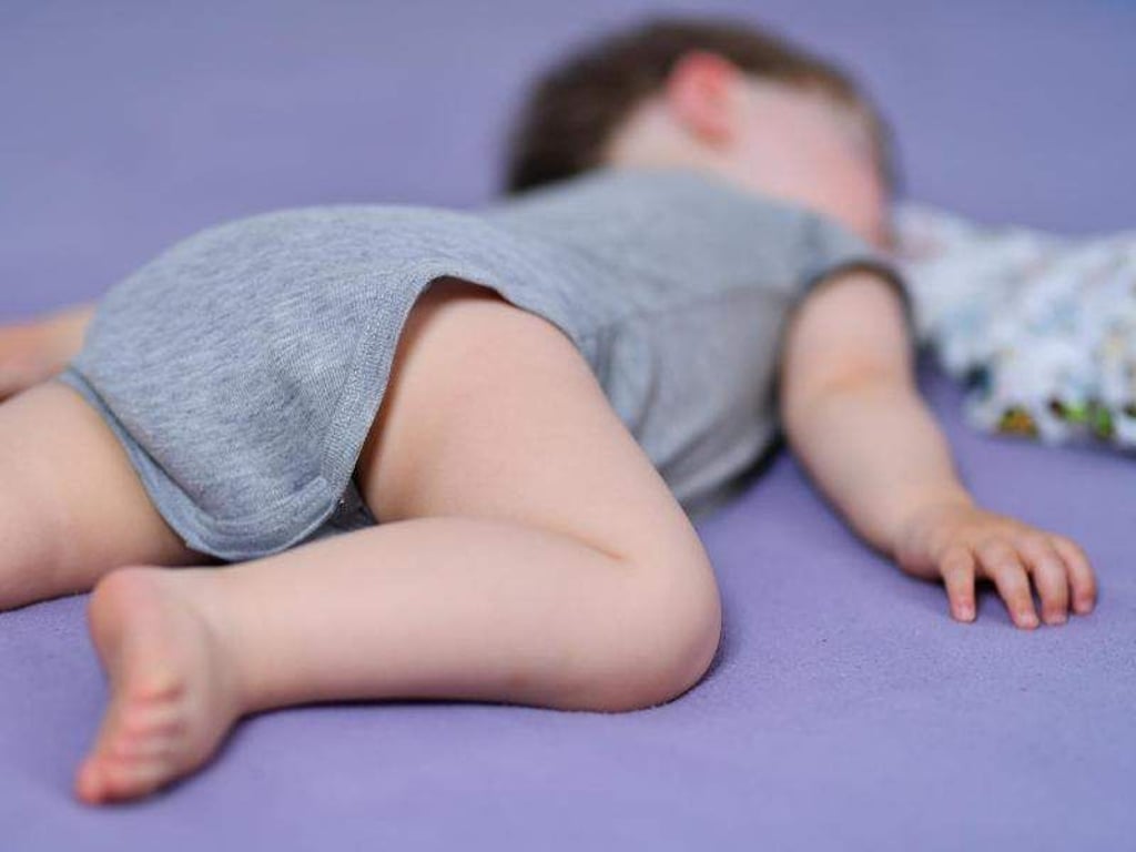 Nägelschneiden ist für viele Kinder sehr unangenehm. Eltern sollten es daher erledigen, wenn die Kleinen schlafen. Foto: Uwe Anspach