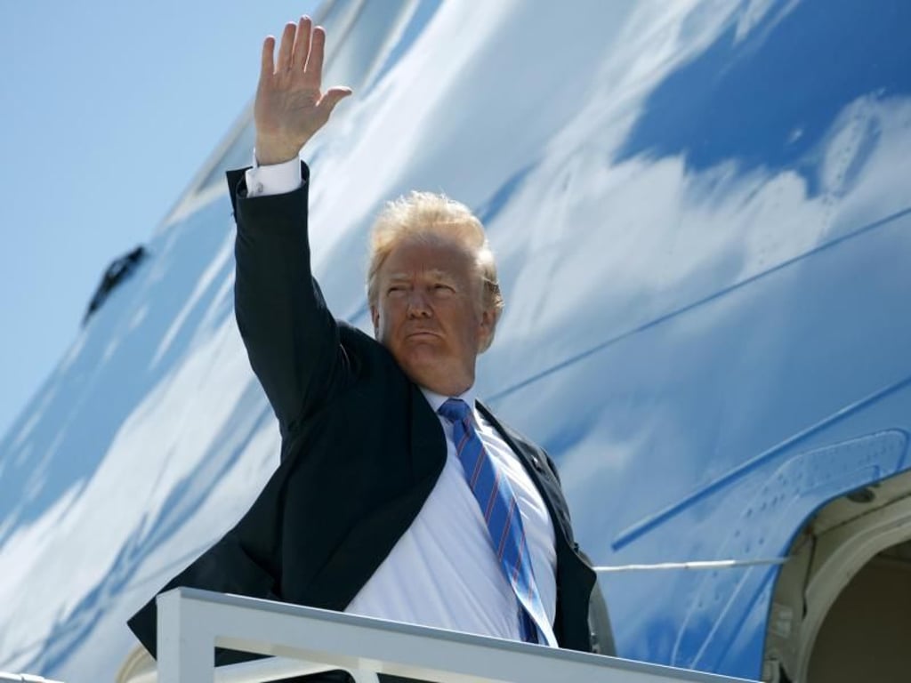 Donald Trump, Präsident der USA, steigt an Bord der Air Force One nach dem G7-Gipfel. Foto: Evan Vucci, AP