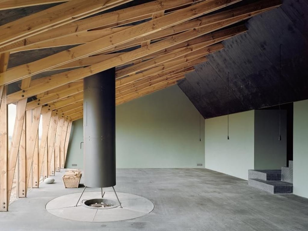 Moderne Ambiente innen: Aus der Ruine einer ehemaligen Schlosserei in der Uckermark ist ein schickes Gebäude geworden. Foto: Thomas Kröger