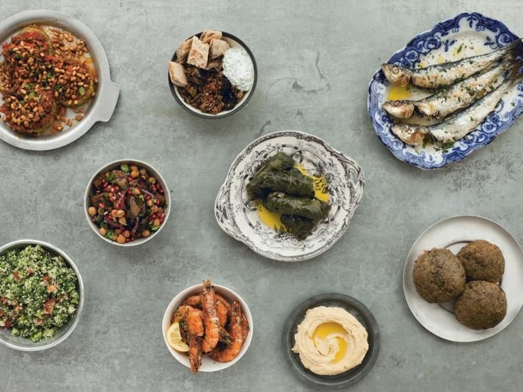 Mezze sind viele kleine Gerichte - typische Speisen sind Hummus, Taboulé oder Baba Ghanoush. Foto: Phaidon by Edel/Toby Glanville