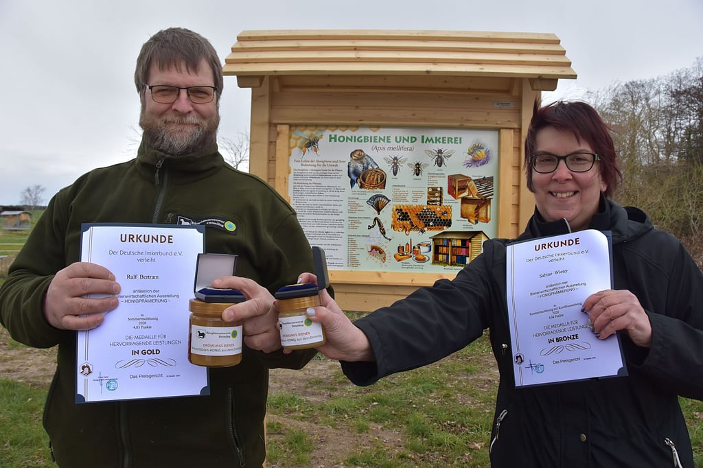 Die Bienenfreunde im Drömling hegen und pflegen ihre fleißigen Honigbienen mit sehr viel Liebe und mit noch mehr fundiertem Wissen. Für das flüssige Gold der Drömlingsbienen gab es Auszeichnungen und Medaillen für Imkermeister Ralf Bertram und Sabine Wieter, die die Prämierung für die Gruppe der Bienenfreunde des Biosphärenreservates entgegen nahm. Zum Preisfoto stehen die beiden Bienenfreunde vor der neuen Info-Tafel "Honigbiene und Imkerei" am Teich in Rätzlingen.