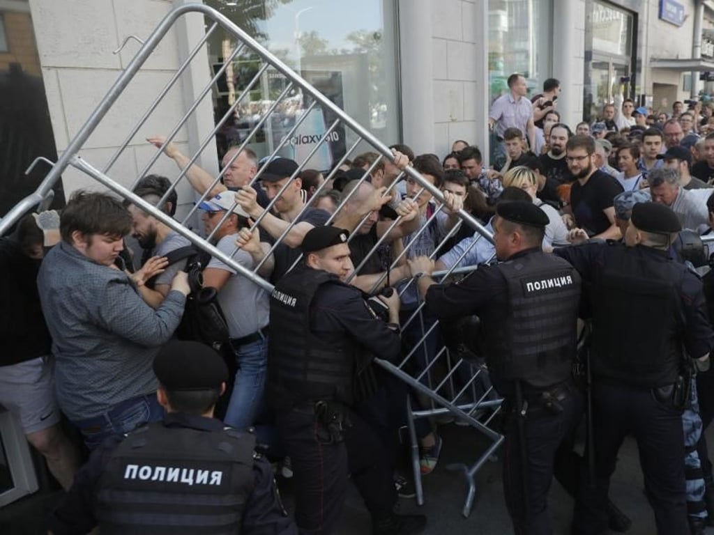 Demonstranten geraten mit der Polizei in Moskau gegeneinander. Foto: Pavel Golovkin/AP
