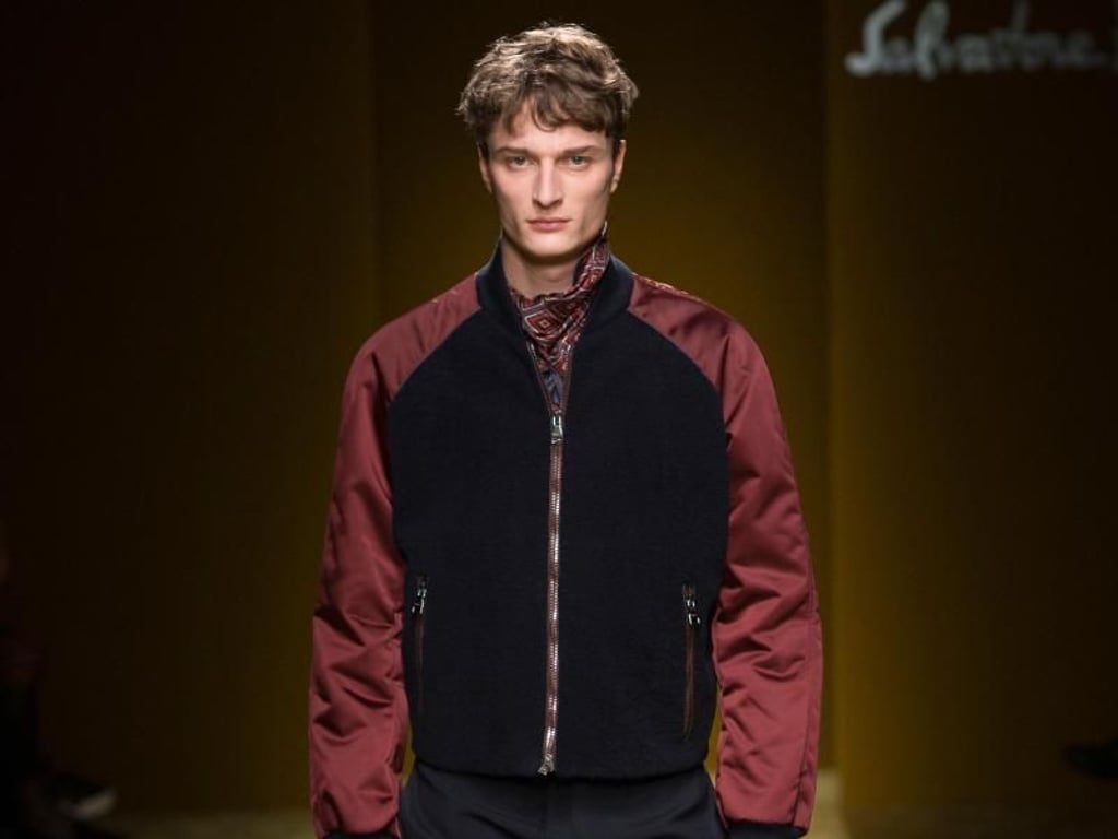 Federleichte Blousons bleiben ein Modehit für die Männer in der Saison Herbst und Winter 2016/17. Auch Salvatore Ferragamo schickte Models damit auf den Laufsteg (Jacke 1830 Euro, Hose 590 Euro). Foto: Salvatore Ferragamo