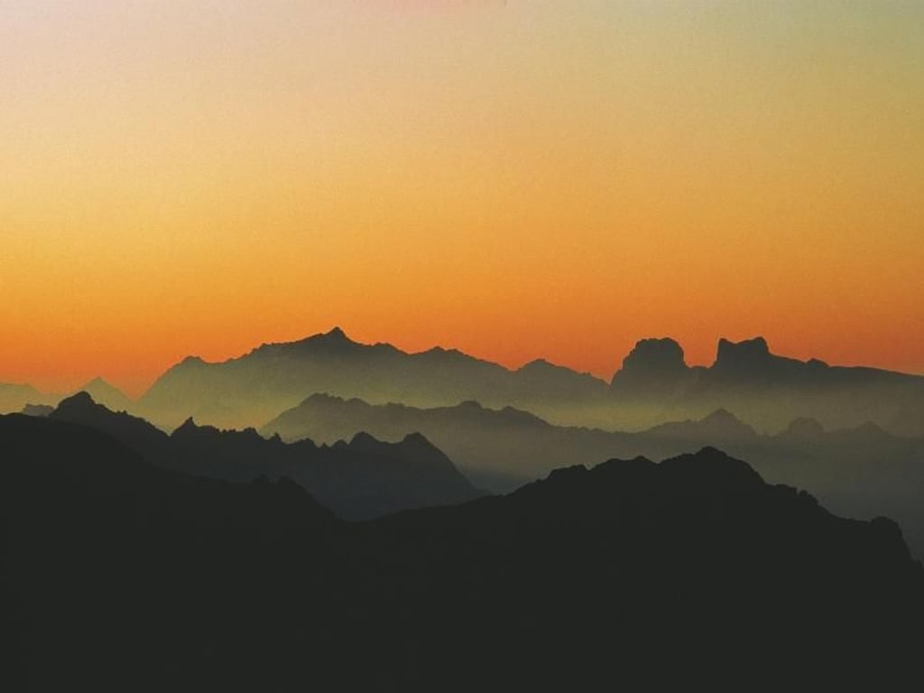 Das Silvretta-Massiv als schwarzer Schatten vor dem Abendrot. Schon Ernest Hemingway genoss im Montafon die romantische Bergwelt. Foto: Österreich Werbung