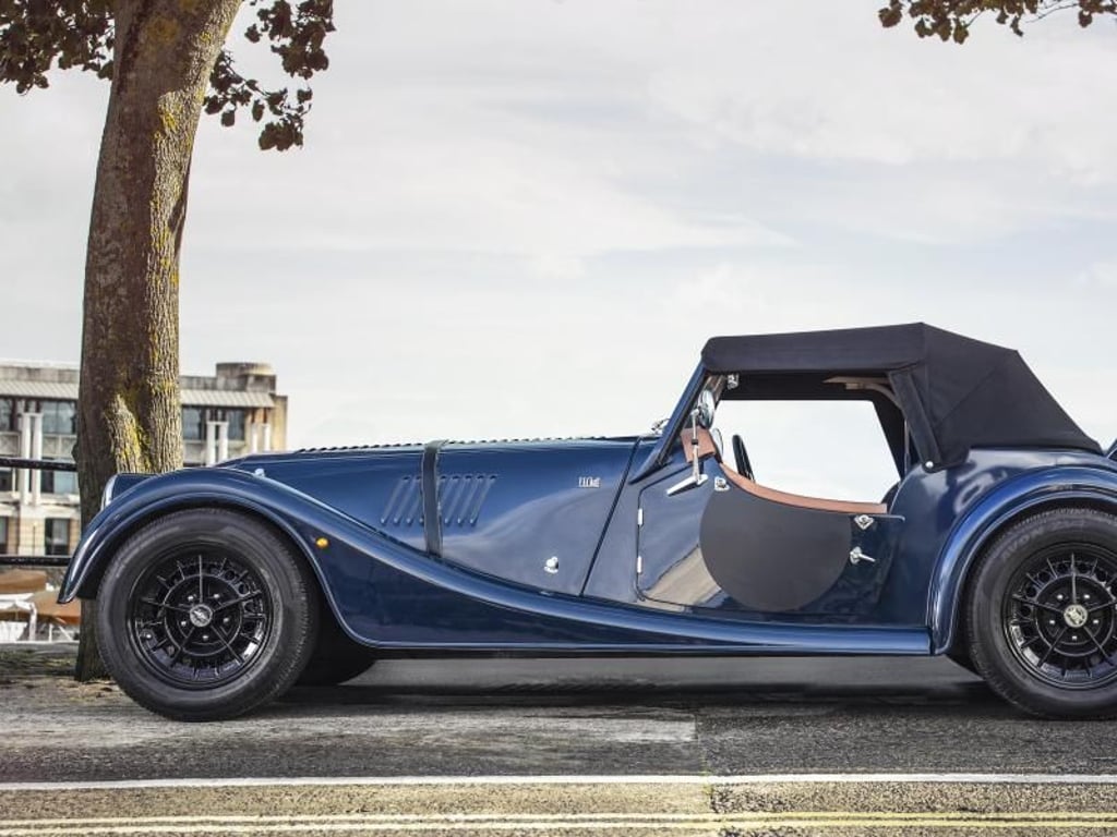Ohne Verdeck bietet der Morgan Plus4 nur wenig Schutz vor Fahrtwind. Mit seinen Steckscheiben ist das Dach allerdings etwas umständlich zu schließen. Foto: Morgan