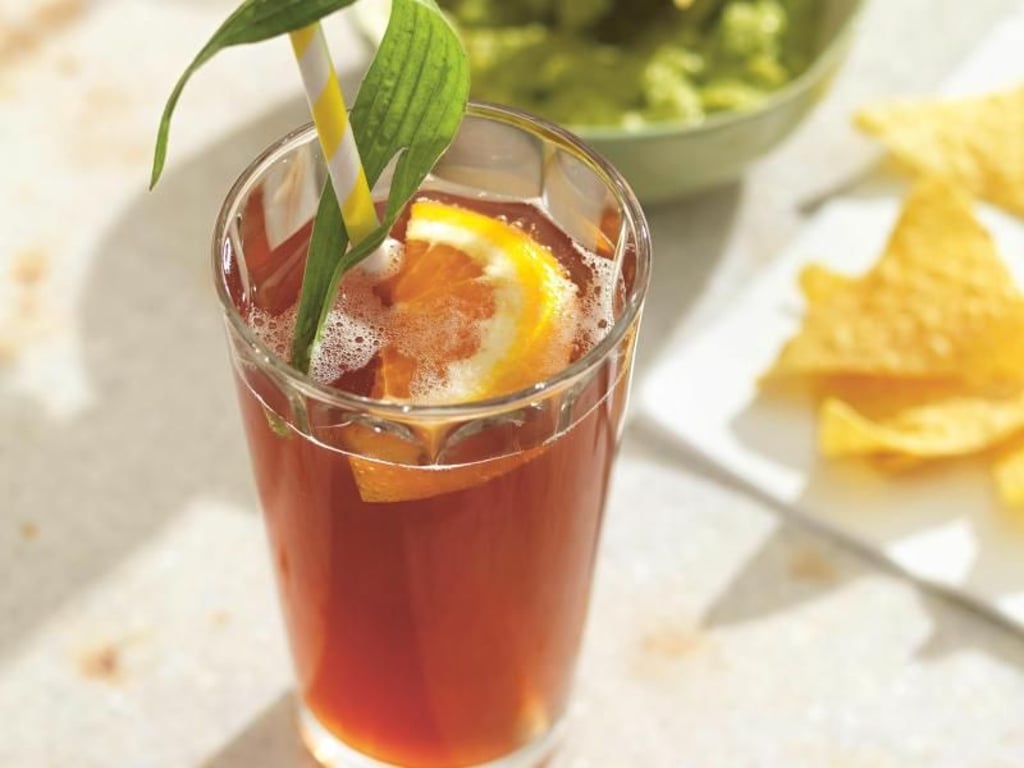 In dem alkoholfreien Fruchsaftmix mischen Granatapfel und Spitzwegerich mit. Foto: Eisenhut & Mayer/Brandstätter Verlag