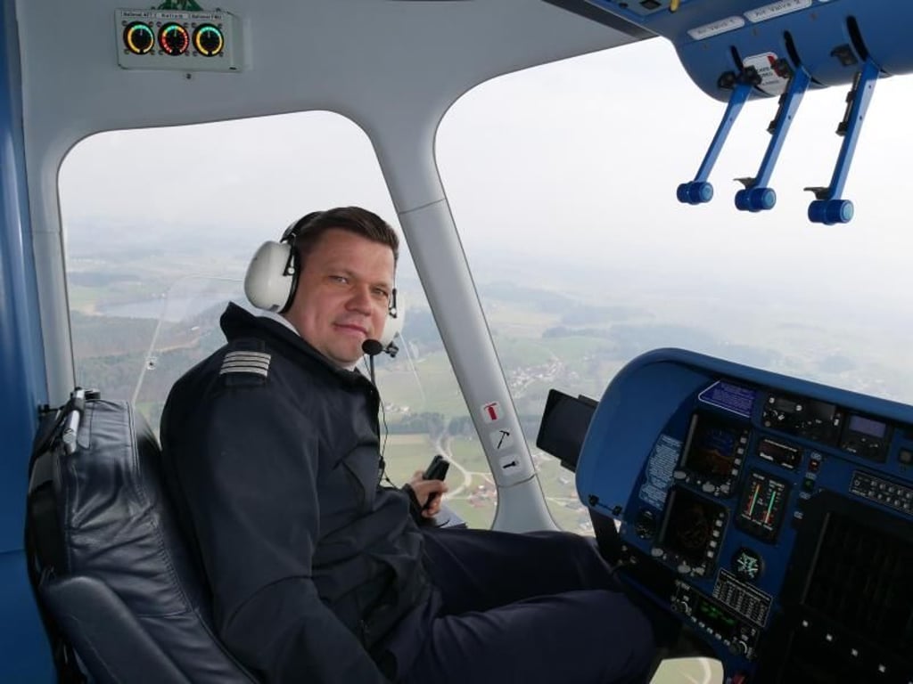 «Ich habe den schönsten Beruf der Welt»: Lars Pentzek ist Kapitän im Zeppelin. Foto: Brigitte Geiselhart