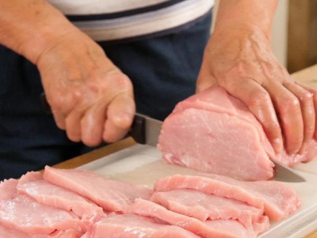 Hygiene beachten: Wenn das Fleisch geschnitten ist, müssen sowohl Messer als auch Schneidebrett gründlich gereinigt werden, bevor andere Lebensmittel darauf verarbeitet werden. Foto: Kai Remmers