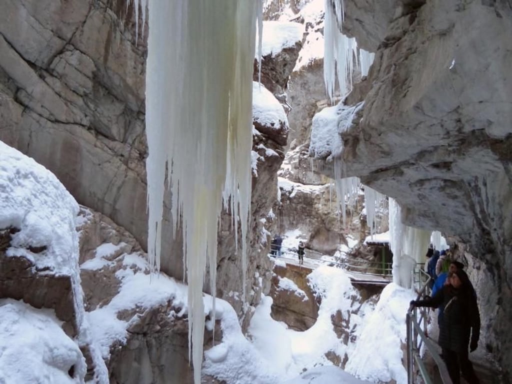 Andächtiges Staunen über die Riesen-Eiszapfen in der Breitachklamm: Die Schlucht ist bei Besuchern unheimlich beliebt. Foto: Florian Sanktjohanser/dpa-tmn