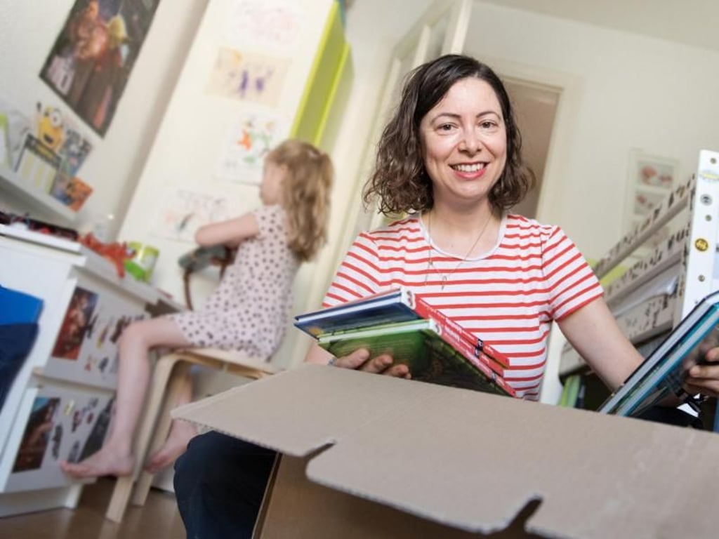 Wichtig war für Christina Häußler, dass sich ihre Tochter in der neuen Wohnung schnell zu Hause fühlt. Ihr Kinderzimmer wurde deshalb als erstes mit den vertrauten Sachen eingerichtet. Foto: Franziska Gabbert/dpa-tmn