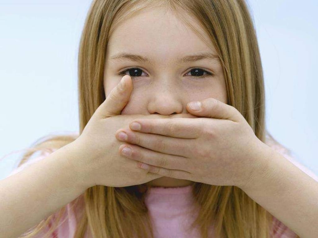 Selektiv mutistische Kinder haben in manchen Situationen Schwierigkeiten zu sprechen. Foto: Westend61