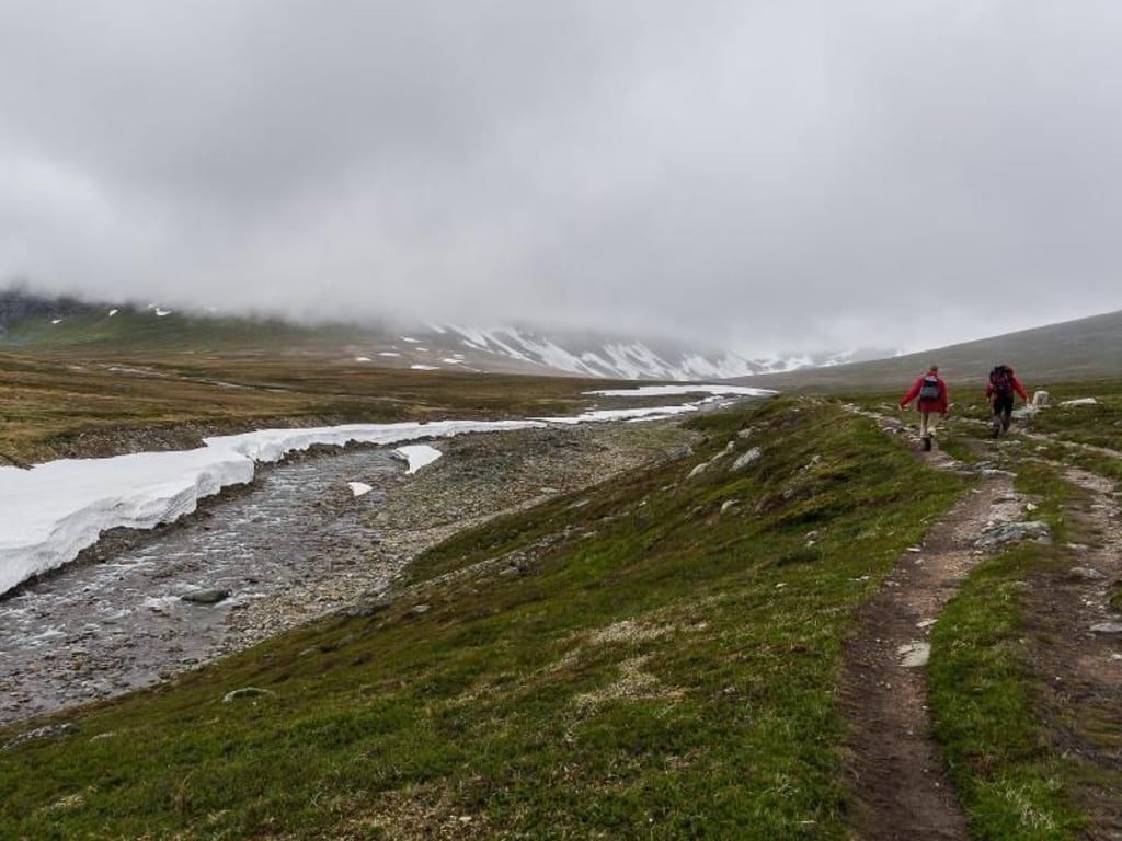 Am Ufer des Flusses zieht sich auch im Sommer ein großes Altschneefeld entlang. Wanderer in den Bergen von Trollheimen müssen sich hier auf winterliches Klima einstellen - so ist die Wildnis nunmal. Foto: Philipp Laage