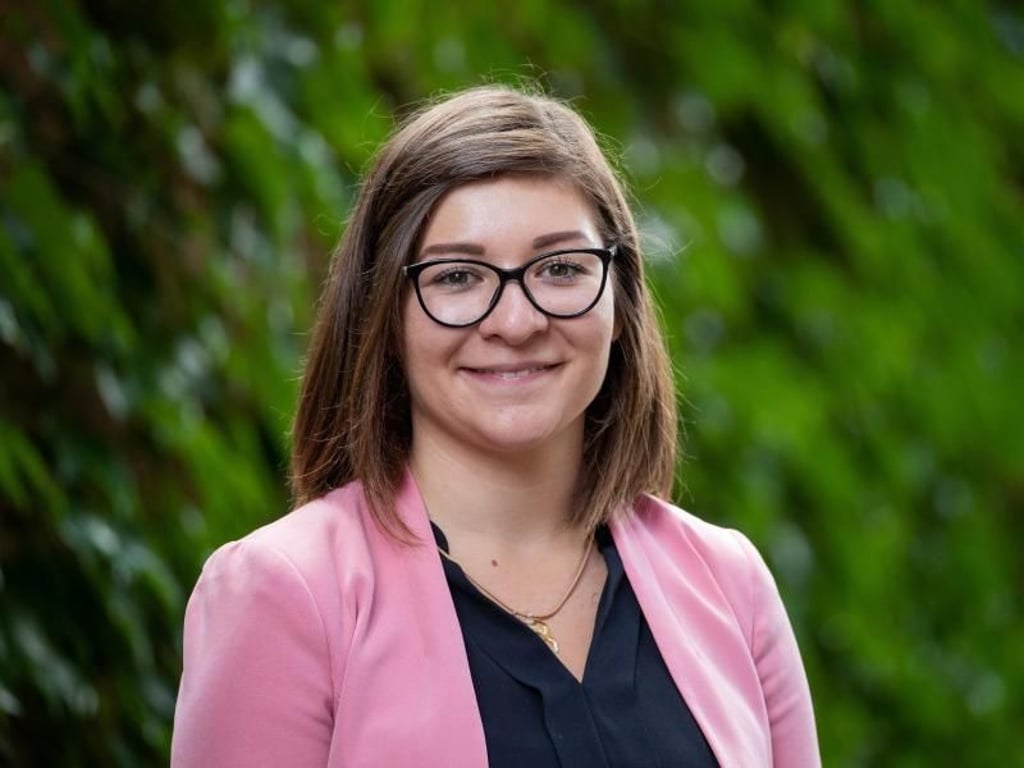 Alessia Müller hat früher Kinder-Freizeiten ihrer Kirchengemeinde begleitet. So kam ihr die Idee, sich bei der Stadtmission Nürnberg zu bewerben. Foto: Daniel Karmann