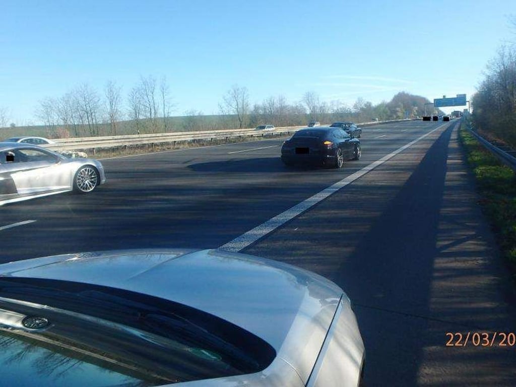 Nach einer Autoblockade der A3 am 22. März durch eine Hochzeitsgesellschaft sind nun mehrere Objekte im Raum Wesel durchsucht worden. Foto: Polizei Düsseldorf