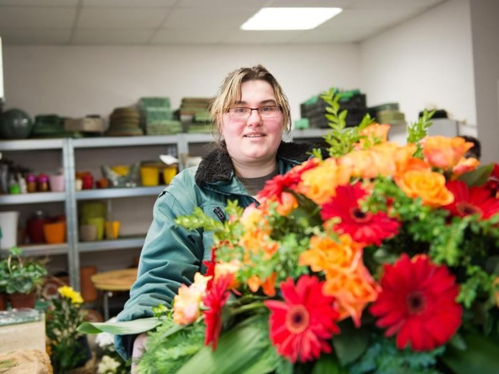 Gestalterisch begabt: Die angehende Friedhofsgärtnerin muss kreativ beim Binden von Kränzen und Sträußen sein. Foto: Inga Kjer