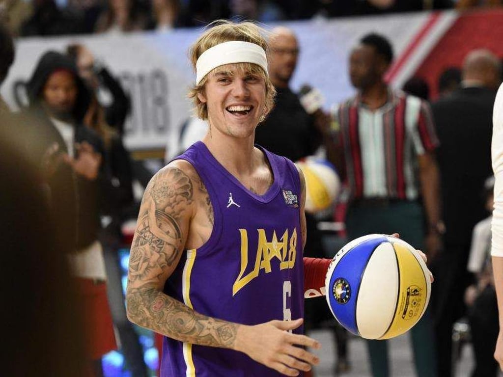 Justin Bieber zeigt seine Tattoos beim Basketball. Foto: Chris Pizzello/AP