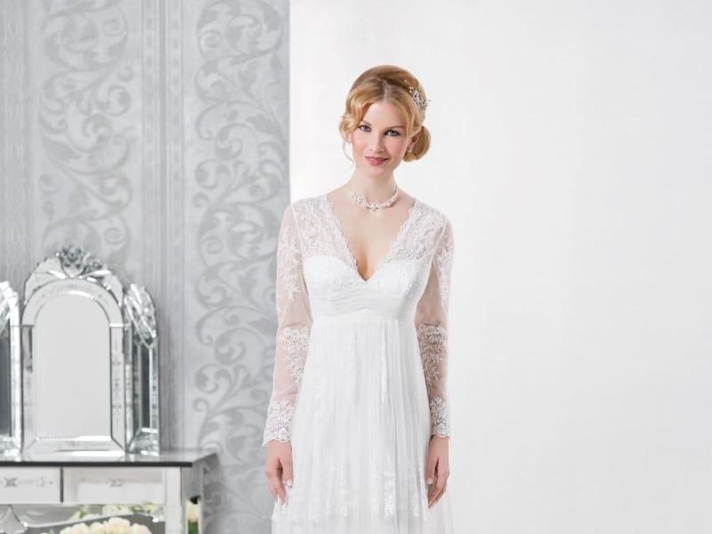 Romantisch wirkt das Brautkleid im Vintage-Stil von Emmerling mit dem Spitzenbesatz an Schultern und Armen. Foto: Emmerling