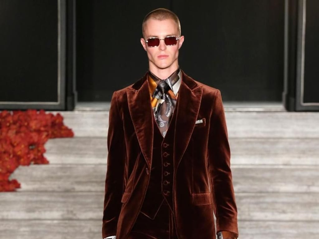 Der Männerlook wirkt etwas weiblicher: So finden sich in der aktuellen Herbst-/Winterkollektionen von Brioni klassische Anzüge nun etwa in rotem Samt (Preis auf Anfrage). Foto: Brioni by Justin O'Shea