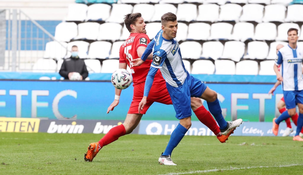 Gegen die Zwickauer um Routinier Ronny König (l.) durfte FCM-Verteidiger Brian Koglin (r.) 45 Minuten spielen. In Meppen soll er über die komplette Spielzeit für Stabilität sorgen.