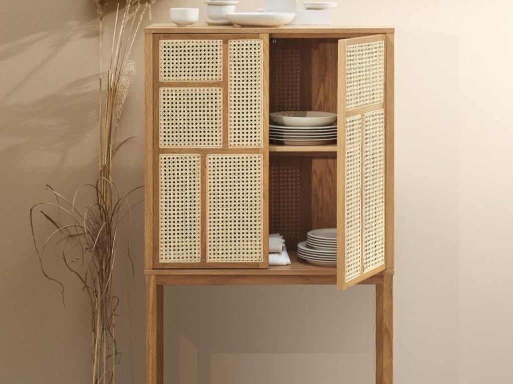An Kommoden wirkt das Wiener Geflecht wie ein Schleier, der den Inhalt erahnen lässt, ohne ihn preiszugeben. Designer Mathieu Gustafsson spielte mit dieser Eigenschaft des Geflechts bei der Kollektion AIR für Design House Stockholm. Foto: Design House Stockholm