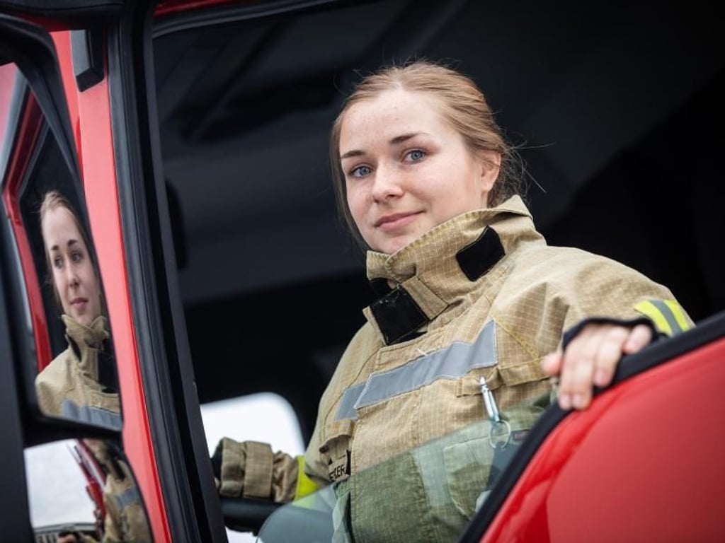 Werkfeuerwehrfrau Hannah Netzer will erst einmal Berufserfahrung sammeln. Später kann sich die 25-Jährige aber auch eine Weiterbildung vorstellen - oder auch ein Studium. Foto: Frank Rumpenhorst