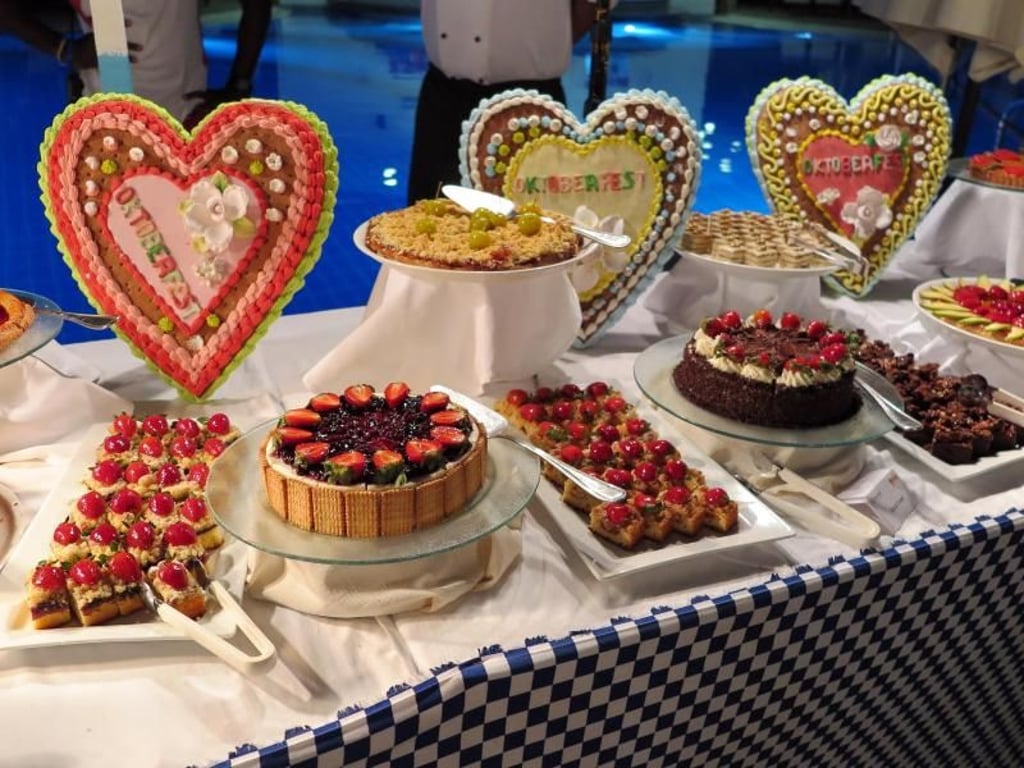 Palmen, 31 Grad und Pool - so recht will das nicht ans Oktoberfest erinnern. Die Dekoration samt Lebkuchenherzen aber räumt letzte Zweifel aus. Foto: Larissa Loges