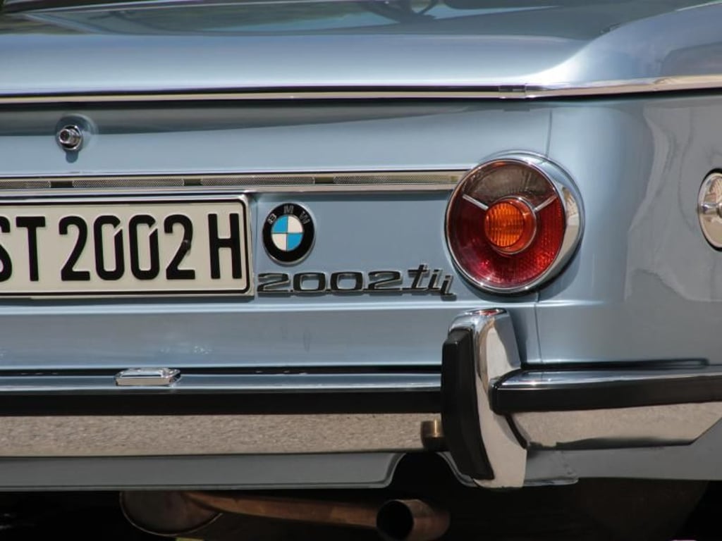Schmucke Ansicht: Markante Formen und viele Chromzierteile machen auch den Reiz von Klassikern wie dem BMW 2002tii aus. Foto: Thomas Geiger