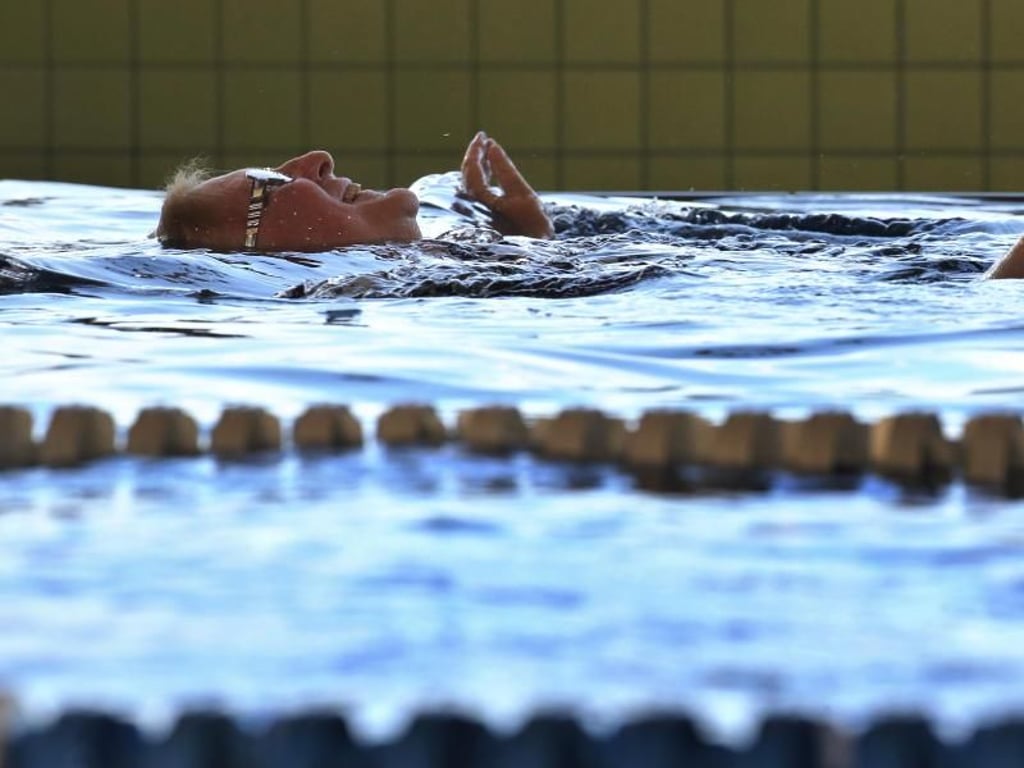 Eine Teilnehmerin des Seniorenschwimmkurses schwimmt im Plärrerbad auf dem Rücken. Foto: Karl-Josef Hildenbrand/dpa