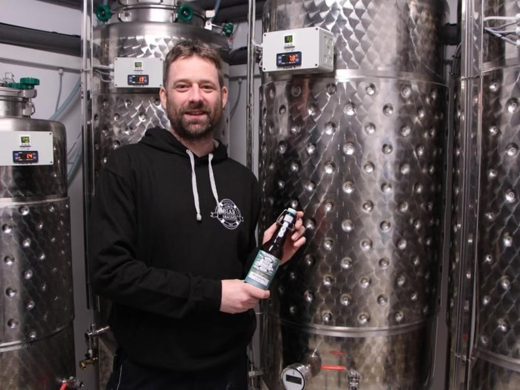 Heimatliebe auf dem Flaschenetikett: Volker Martens braut im «Biar Brauhüs» auf Föhr nordfriesisches Bier. Foto: Alexandra Frank