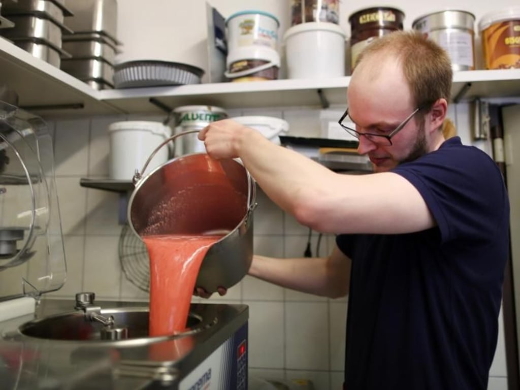 Ein Technik-Genie muss Manuel Rütter als Eiskonditor übrigens nicht sein. Die Maschinen in der Eisküche sind so modern, dass sie einfach zu bedienen sind.
Foto: Ina Fassbender