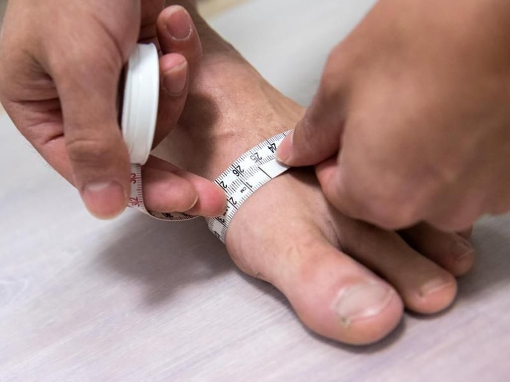 Kompressionsstrümpfe dürfen nicht einschnüren und keine Falten werfen - deshalb müssen sie manchmal nach Maß angefertigt werden. Foto: Andrea Warnecke