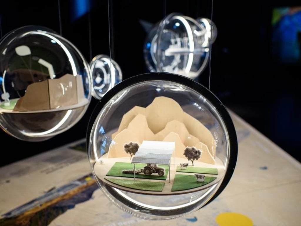Ein kleines Modell eines Bauernhof aus dem 3D-Drucker ist im Futurium, dem Zentrum für Zukunftsgestaltung im Berliner Regierungsviertel, in einer Plexiglaskugel zu sehen. Foto: Gregor Fischer