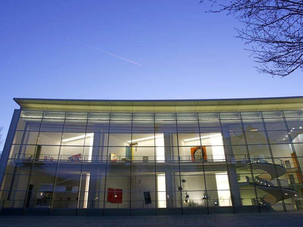 Im Neuen Museum Nürnberg hat eine Seniorin ein Kreuzworträtsel-Kunstwerk beschädigt - indem sie begann, das Rätsel zu lösen. Foto: Daniel Karmann