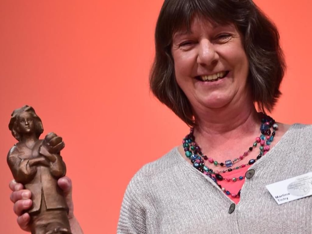Die Übersetzerin Martina Tichy gewann zusammen mit dem Autor David Levithan für das Buch «Letztendlich sind wir dem Universum egal» den Preis der Jugendjury. Foto: Arne Dedert