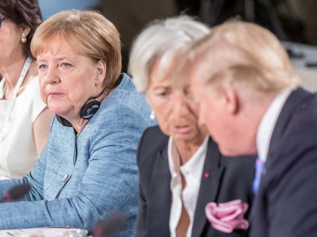 Mit scheinbar leerem Blick sitzt Bundeskanzlerin Angela Merkel neben IWF-Chefin Christine Lagarde, die mit Donald Trump spricht. Foto: Michael Kappeler
