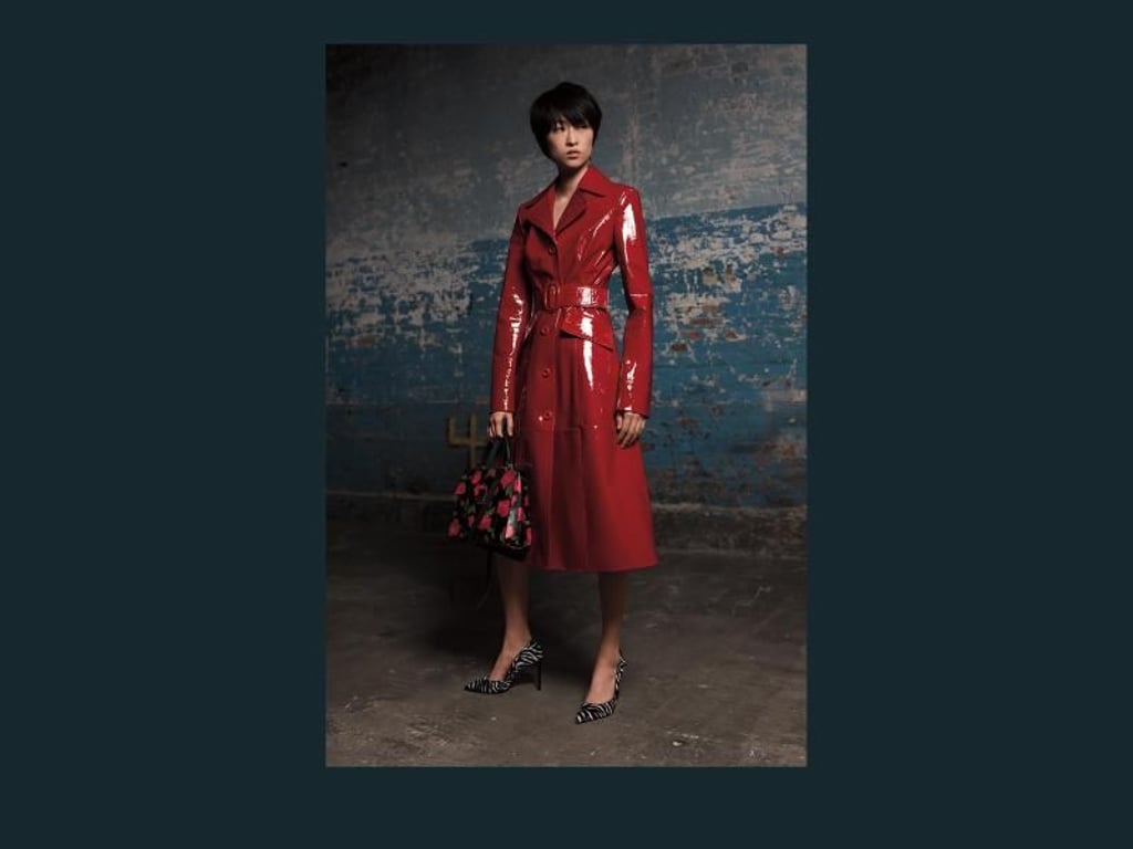 Hingucker sind die Lackleder-Varianten, die derzeit ebenfalls angesagt sind. Michael Kors Collection wählte für den Mantel ein intensives Rot(Lackledermantel 3.515 Euro). Foto: Michael Kors Collection