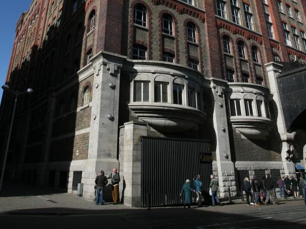 Von außen wenig spektakulär präsentiert sich das Guinness Storehouse. Innen bietet es jedoch eine hochmoderne Ausstellung - und viel Guinness-PR. Foto: Guinness Storehouse