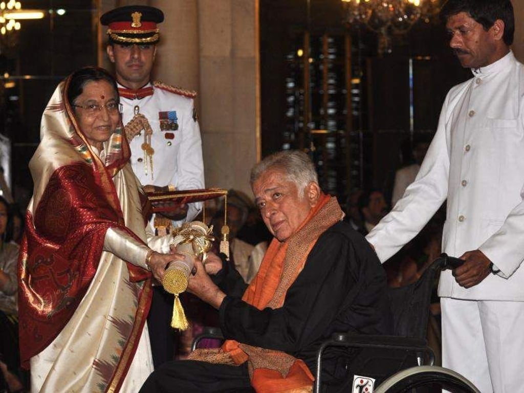 Shashi Kapoor (M) erhält 2011 aus den Händen der damaligen indischen Präsidentin Pratibha Patil den Padma Bhushan Award. Foto: Str