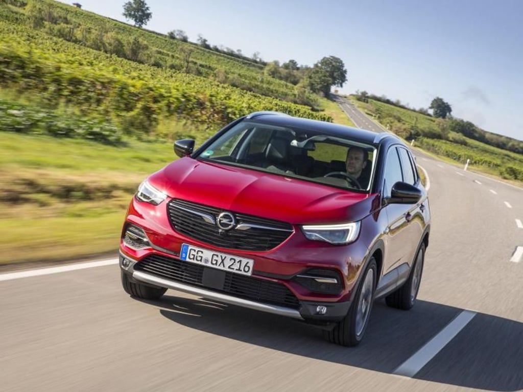 Die robuste Linienführung mit ausgestellten Radhäusern und schwarzer Schutzbeplankung unterstreicht den Offroad-Look. Allrad ist nicht verfügbar, dafür auf Wunsch eine elektronische Traktionshilfe. Foto: Opel/dpa