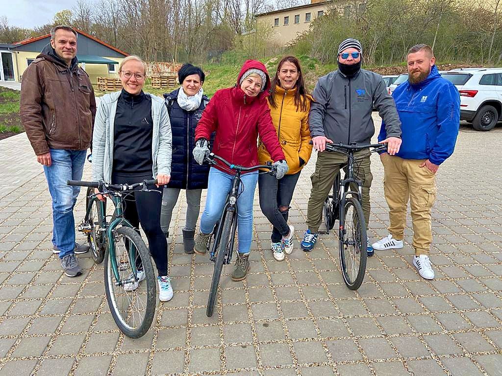Pflegedienstleiterin Kathrin Richter (Mitte) mit ihrem (geimpften und negativ getesteten) Team in Heyrothsberge.