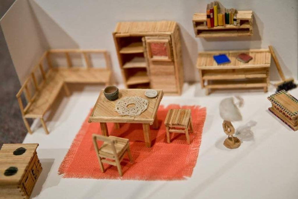 Eine Puppenstube aus Zündhölzern von 1956 ist am 25.06.2015 im Spielzeugmuseum in Nürnberg (Bayern) während der Ausstellung "Notspielzeug - Die Phantasie der Nachkriegszeit". Die Sonderschau zeigt bis 1. Februar 2016 selbst gemachtes Spielzeug aus den letzten Kriegsjahren und der Nachkriegszeit. Foto: Daniel Karmann/dpa (zu dpa-Korr: "Mit dem Puppenhaus in den Luftschutzkeller - Notspielzeug in Nürnberg" vom 25.06.2015) +++(c) dpa - Bildfunk+++