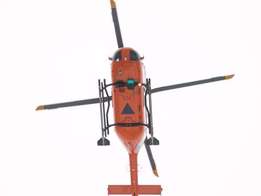 Ein Rettungshubschrauber von unten fotografiert. Foto: Daniel Reinhardt/Archiv