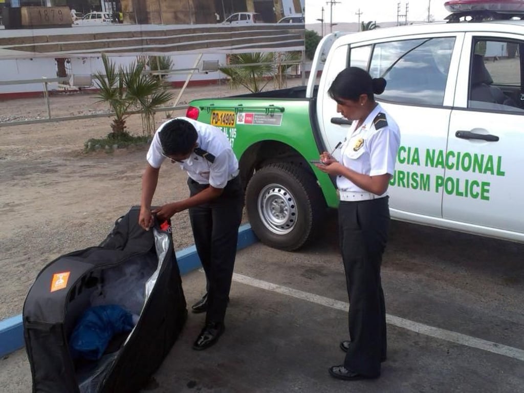 Freundliche Polizei in Tacna: Die peruanische Beamtin Miriam Solhe nimmt die Rad-Transporttasche in Empfang und verwahrt sie während der Reise auf ihrer Wache. Foto: Georg Ismar