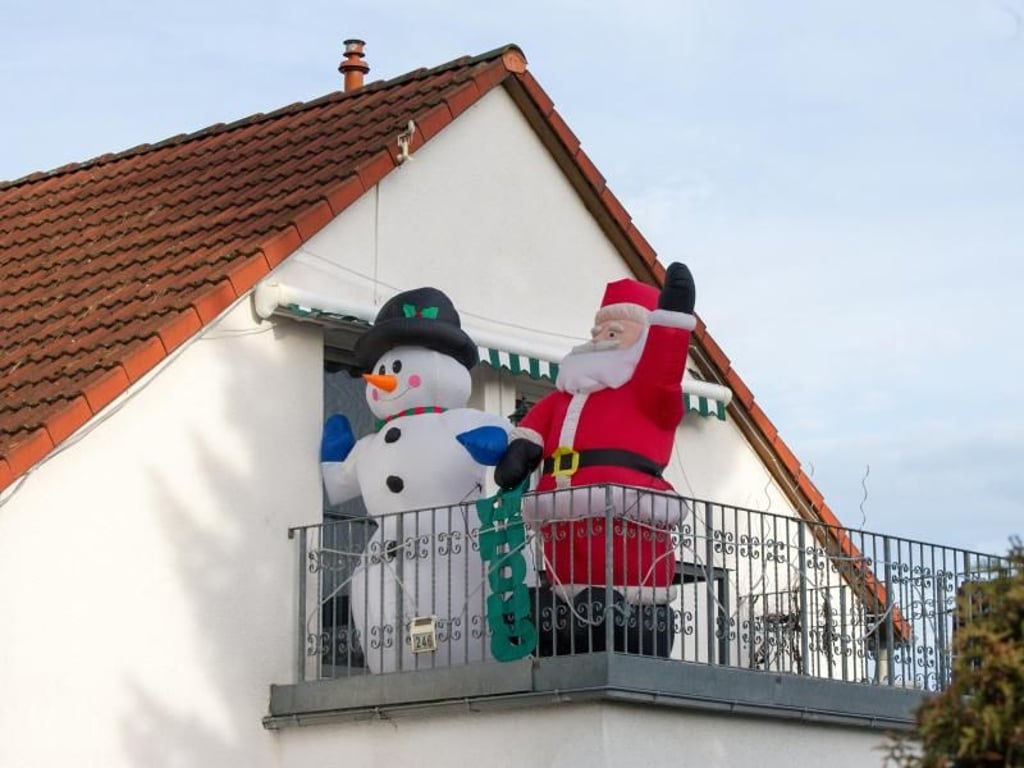 Es grüßen der Weihnachtsmann und der Schneemann. Wer solche Riesenpuppen aufstellt, muss bedenken: Starker Wind darf sie nicht wegblasen können. Foto: Andrea Warnecke
