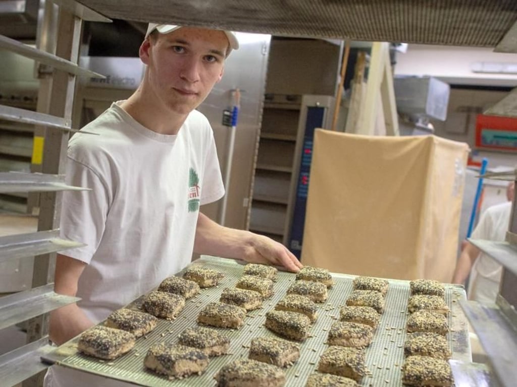 Der Auszubildende Tobi Gennrich ist froh, dass immer mehr Kunden handgemachte Brötchen denen aus dem Supermarkt vorziehen. Foto: Klaus-Dietmar Gabbert