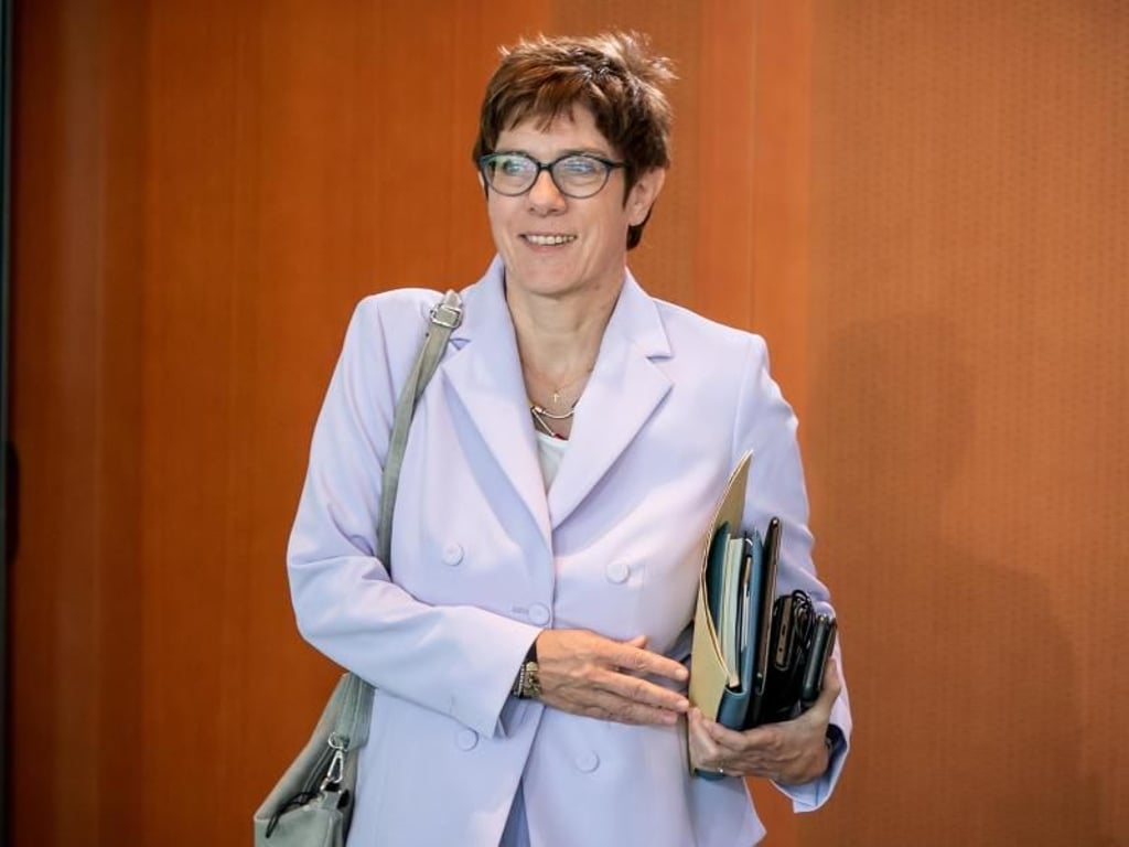 CDU-Chefin Kramp-Karrenbauer hat mit Äußerungen zu einem möglichen Parteiausschlussverfahren gegen Ex-Verfassungsschutzchef Maaßen Teile ihrer Partei irritiert. Foto: Michael Kappeler