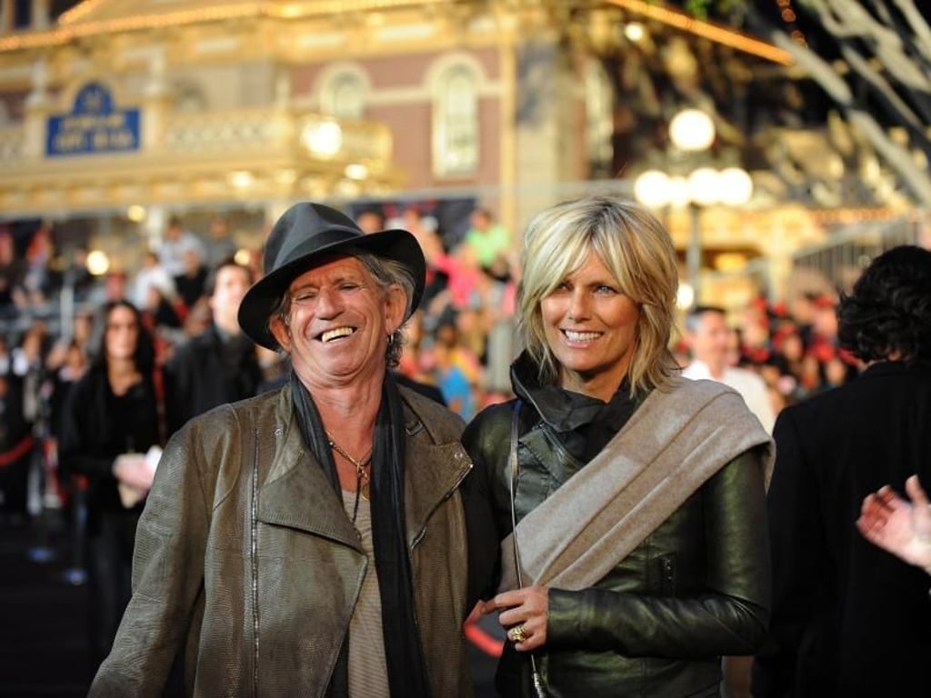 Keith Richards mit seiner Frau Patti Hansen bei der Weltpremiere von «Pirates of the Caribbean - Fremde Gezeiten» in Disneyland in Anaheim. In dem Piratenspektakel spielte Richards den Vater von Johnny Depp. Foto: Mike Nelson/EPA