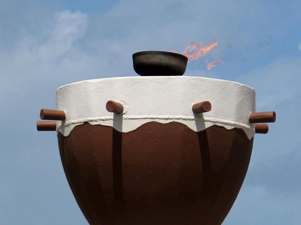 Die Ewige Flamme für den unbekannten Sklaven brennt auf einer überdimensionierten traditionellen Handtrommel und erinnert an die Abschaffung der Sklaverei. Foto: Sabine Glaubitz
