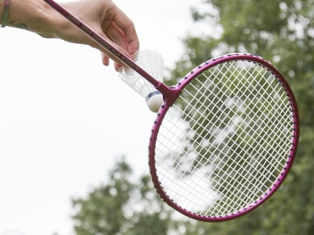 Badminton ist ein beliebter Parksport. Mit zwei Schlägern und einem Federball kann man schon loslegen. Dabei geht es vor allem um den Spaß. Foto: Christin Klose/dpa-tmn