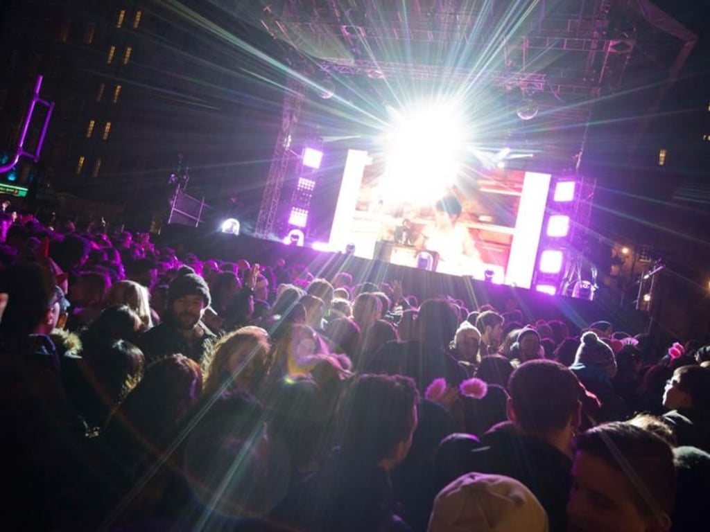 Partystimmung am Mound: Beim Hogmanay in Edinburgh treten jedes Jahr auch zahlreiche bekannte Musiker auf. Foto: VisitScotland/Chris Watt